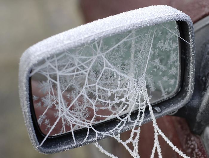 frozen-car-art-winter-frost-2-588090288142a__700