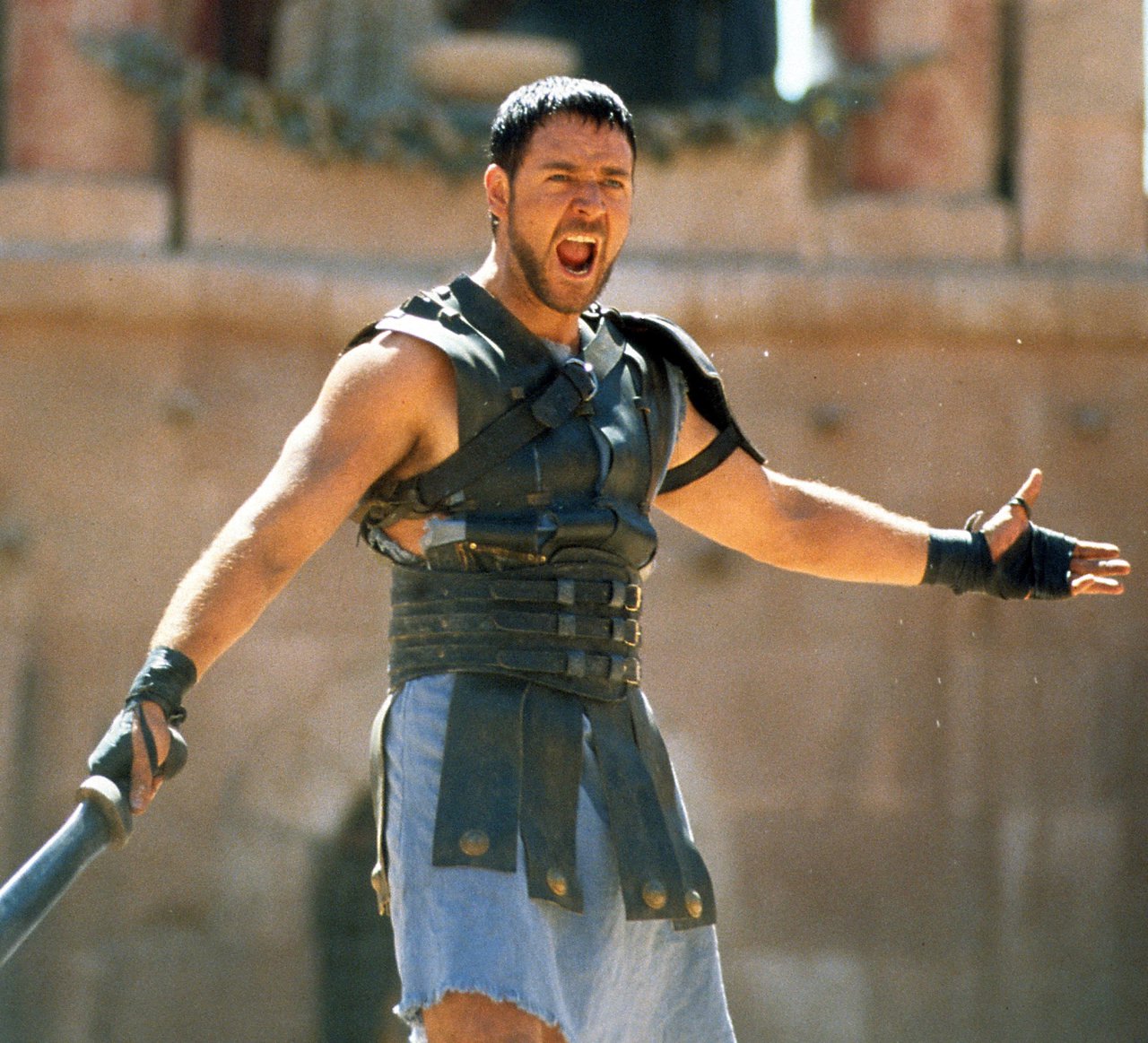 Kedysi svalnatý Gladiátor, Russel Crowe, očaroval vypracovanou postavou.