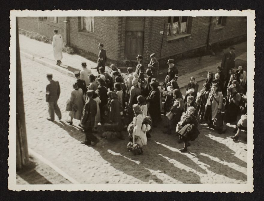 holocaust-lodz-ghetto-photography-henryk-ross-23-58e205fd14bd4__880
