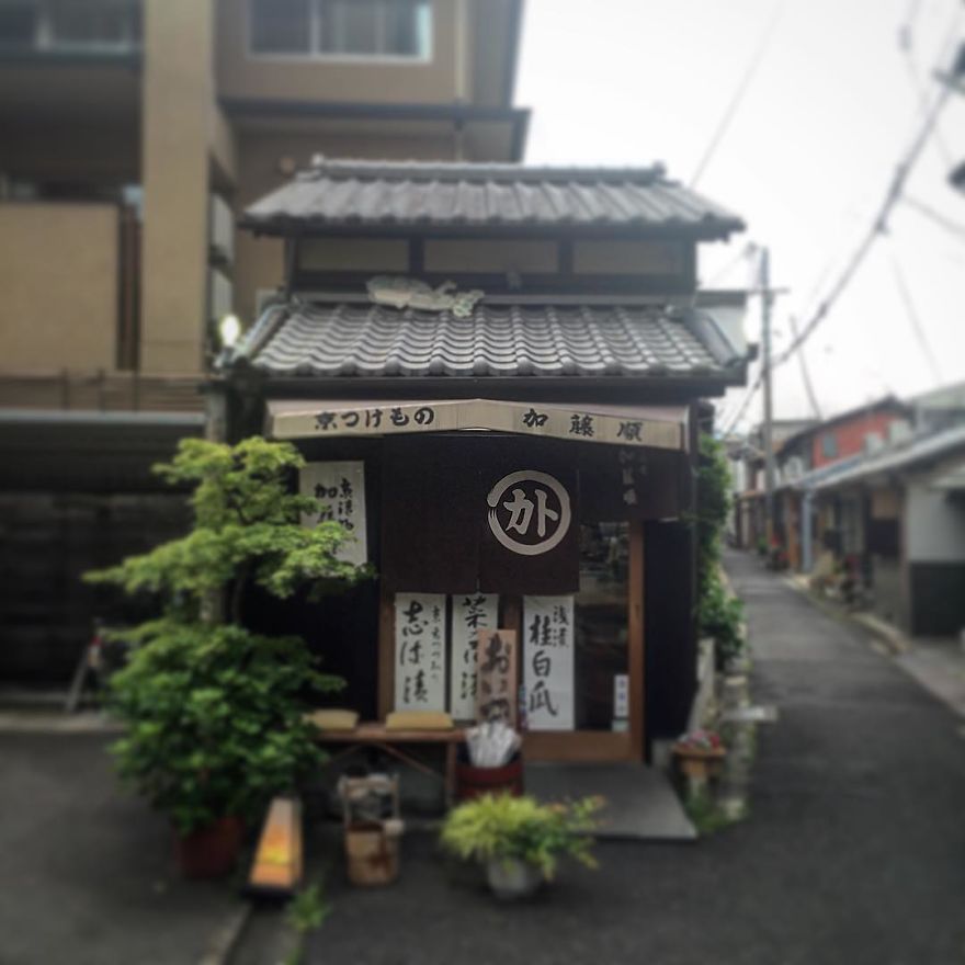 one-photographer-took-over-100-images-of-kyotos-small-yet-utterly-delightful-buildings-59bb912f12d68__880