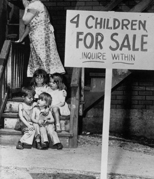 Zahanbená matka si zakrýva tvár, pretože ponúka na predaj svoje deti,, 1948