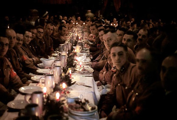 Hitleroví dôstojníci a kadeti oslavujúci Vianoce, 1941