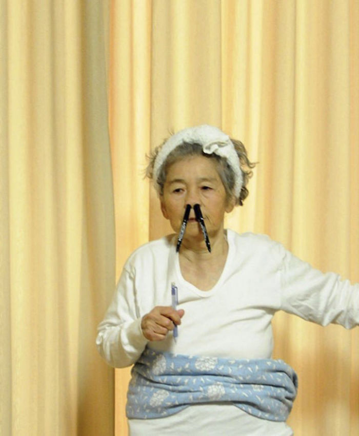 funny-self-portraits-kimiko-nishimoto-89-year-old-4-5a0a9e0290269__700