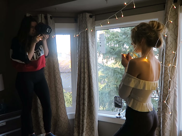how-to-take-amazing-christmas-light-portraits-in-an-ordinary-bedroom-5a22ad5cf2ff2__700