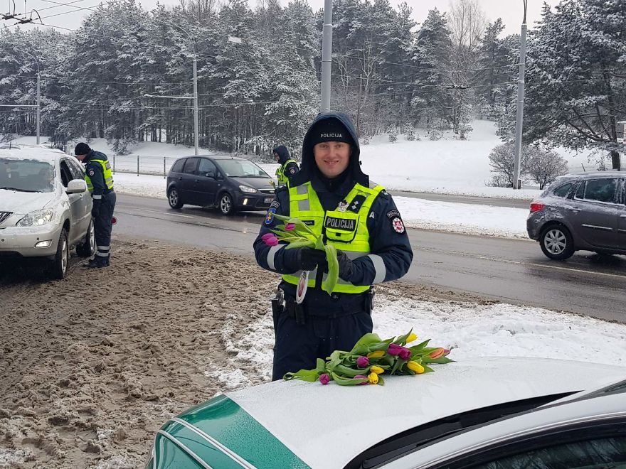 lithuanian-police-officers-flowers-international-womens-day10-5aa12129e9e42__880