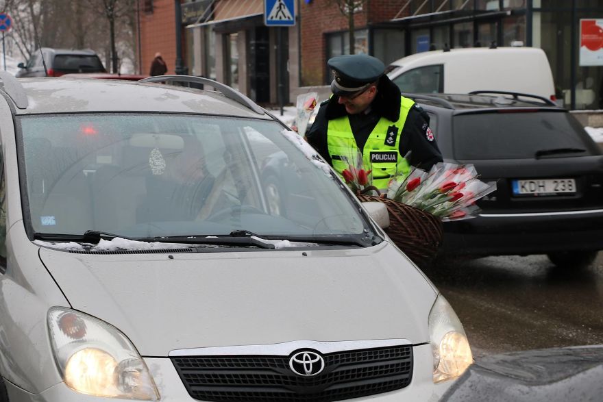 lithuanian-police-officers-flowers-international-womens-day11-5aa1212bcf224__880
