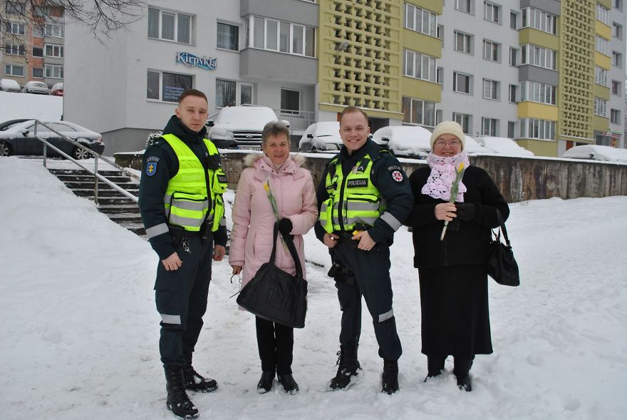 lithuanian-police-officers-flowers-international-womens-day12-5aa1212ddfd7f__880