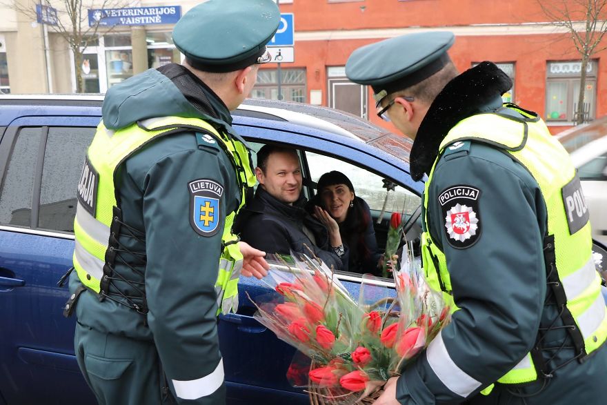 lithuanian-police-officers-flowers-international-womens-day2-5aa1211926b6f__880