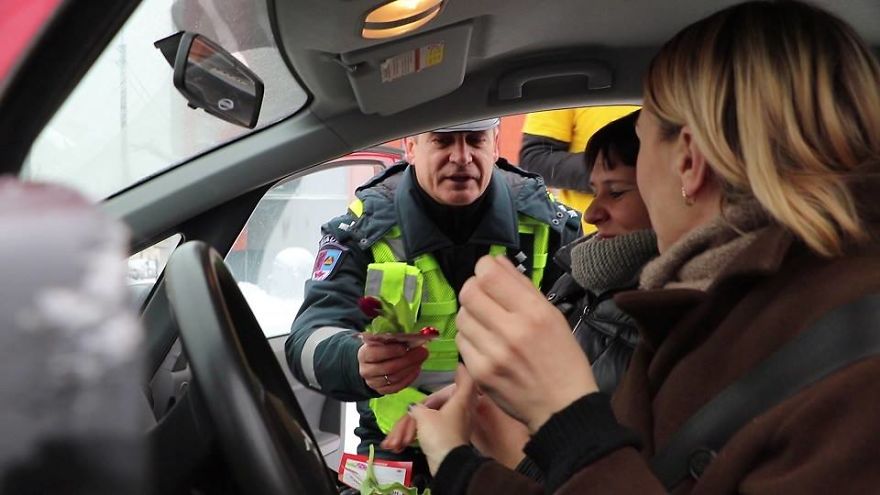 lithuanian-police-officers-flowers-international-womens-day21-5aa1214262c98__880