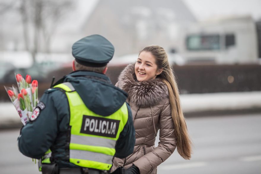 lithuanian-police-officers-flowers-international-womens-day7-5aa12123d6b50__880