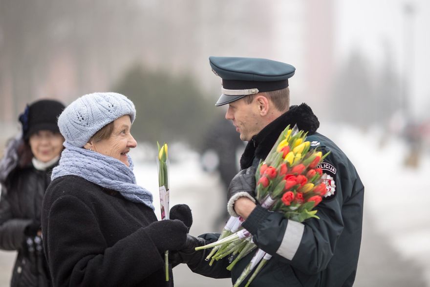 lithuanian-police-officers-flowers-international-womens-day9-5aa12127af963__880