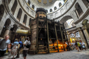 aedicule_which_supposedly_encloses_the_tomb_of_jesus-lr1_zmensena