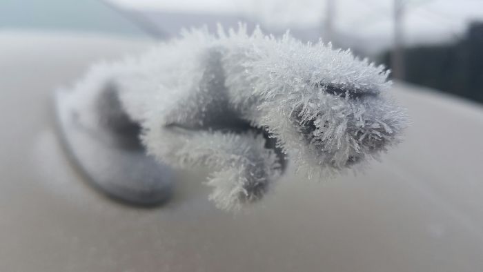 frozen-car-art-winter-frost-26-5880907deffd6__700