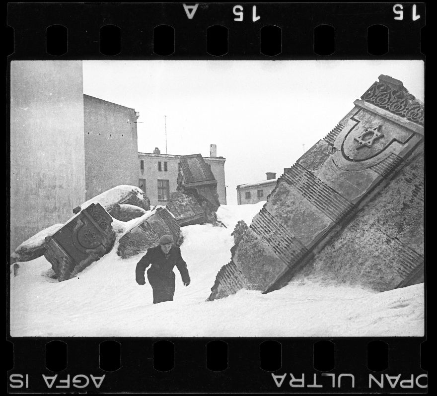 holocaust-lodz-ghetto-photography-henryk-ross-1-58e205ac8cd2e__880