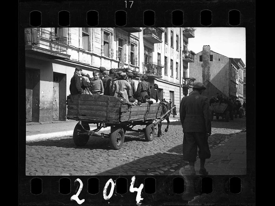 holocaust-lodz-ghetto-photography-henryk-ross-14-58e205e315423__880
