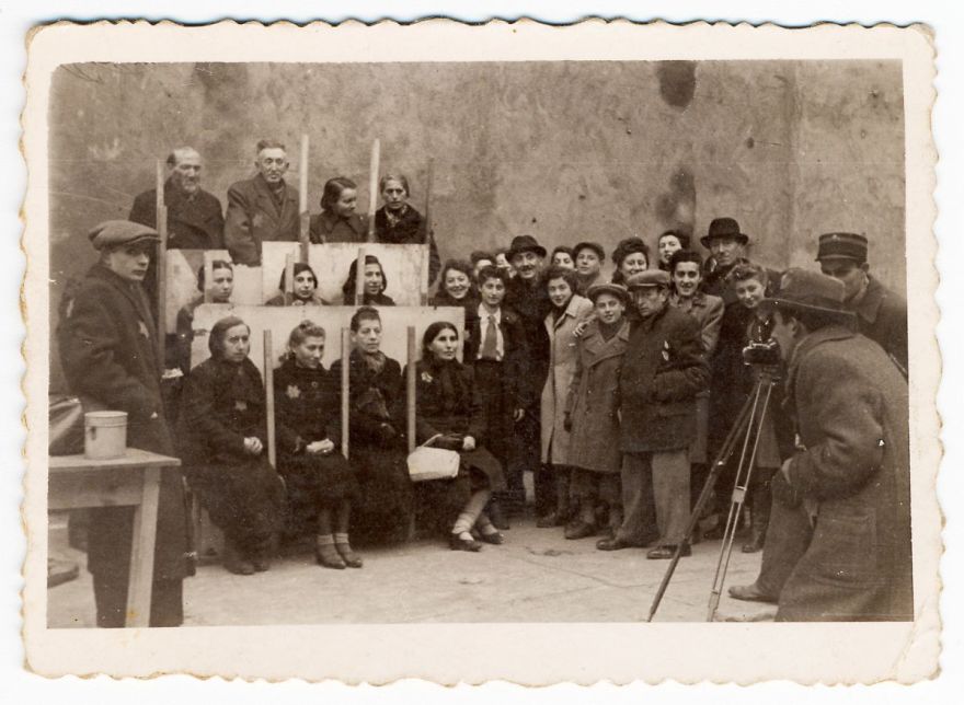 holocaust-lodz-ghetto-photography-henryk-ross-4-58e205b8109f7__880