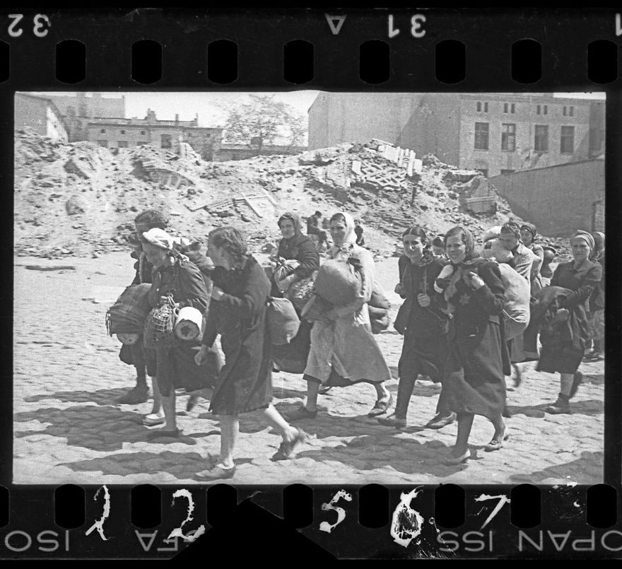 holocaust-lodz-ghetto-photography-henryk-ross-5-58e205bb3b6f0__880
