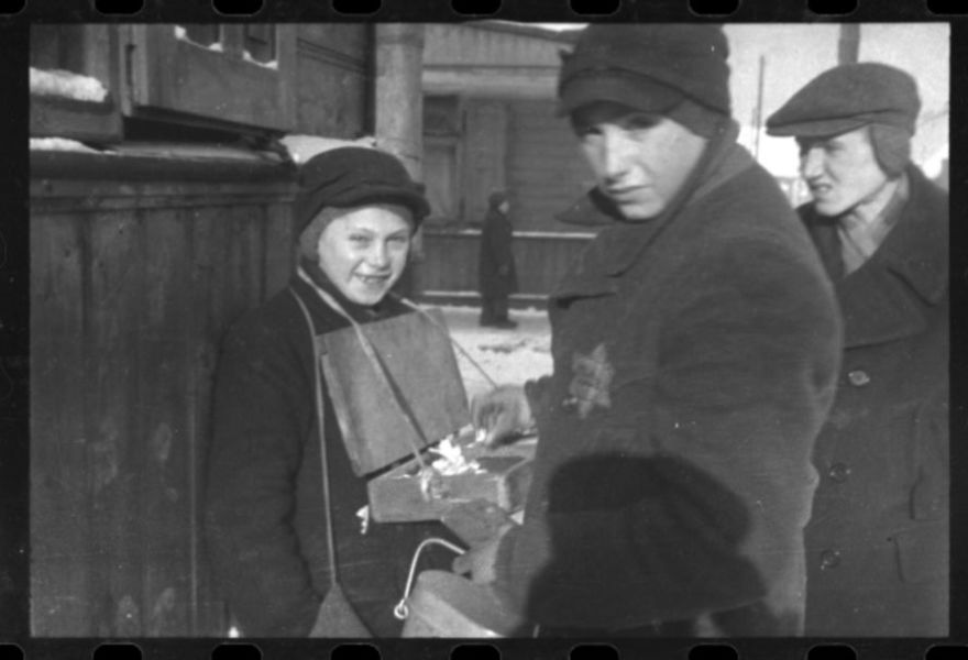 holocaust-lodz-ghetto-photography-henryk-ross-58e20f1844c64__880