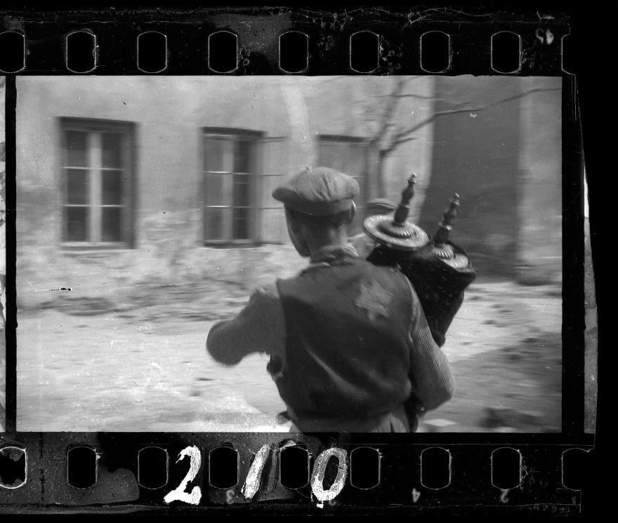 holocaust-lodz-ghetto-photography-henryk-ross-6-58e205beacf10__880