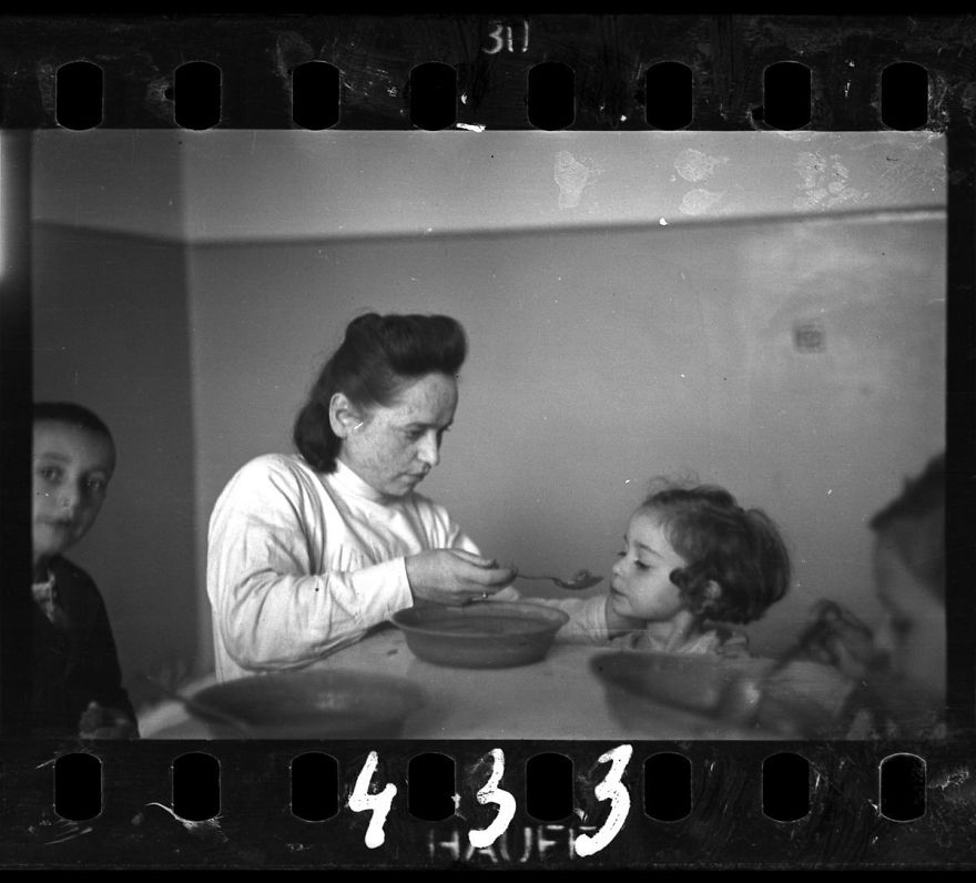 holocaust-lodz-ghetto-photography-henryk-ross-9-58e205d40b618__880
