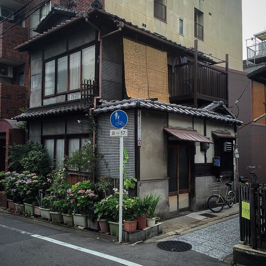 one-photographer-took-over-100-images-of-kyotos-small-yet-utterly-delightful-buildings-59bb913104496__880