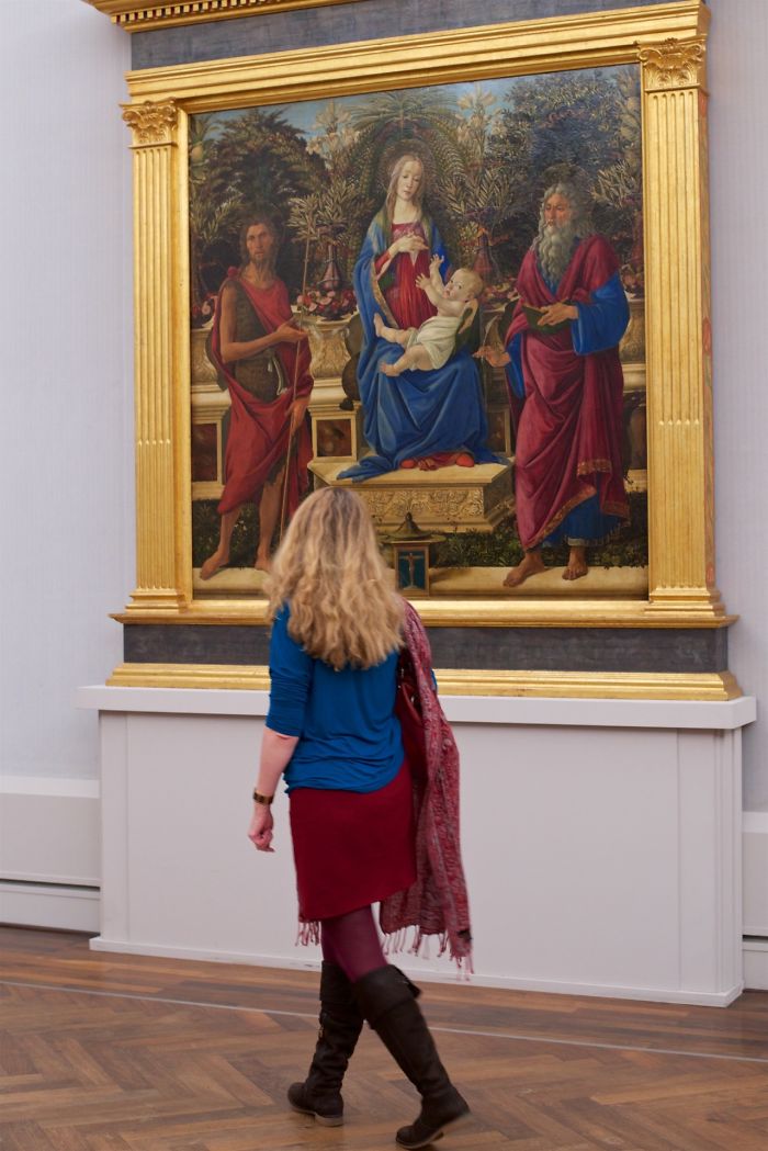 photographer-goes-through-the-museums-to-capture-the-similarities-between-the-paintings-and-the-visitors-and-the-result-will-impress-you-59e6fb349521b__700